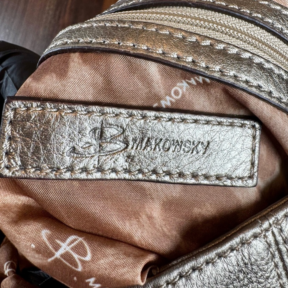 B. Makowsky Metallic Gold Leather Crossbody/Shoulder Bucket Turlock Bag in Gold - Picture 10 of 16